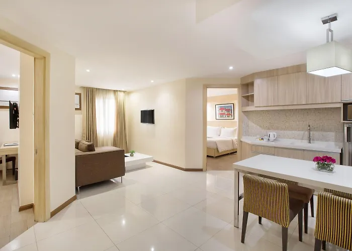 Golden & Hotel